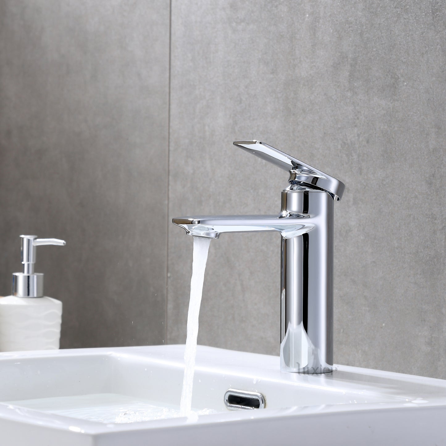 BSH07-SC Single Hole Single-Handle Bathroom Faucet with drain in Chrome
