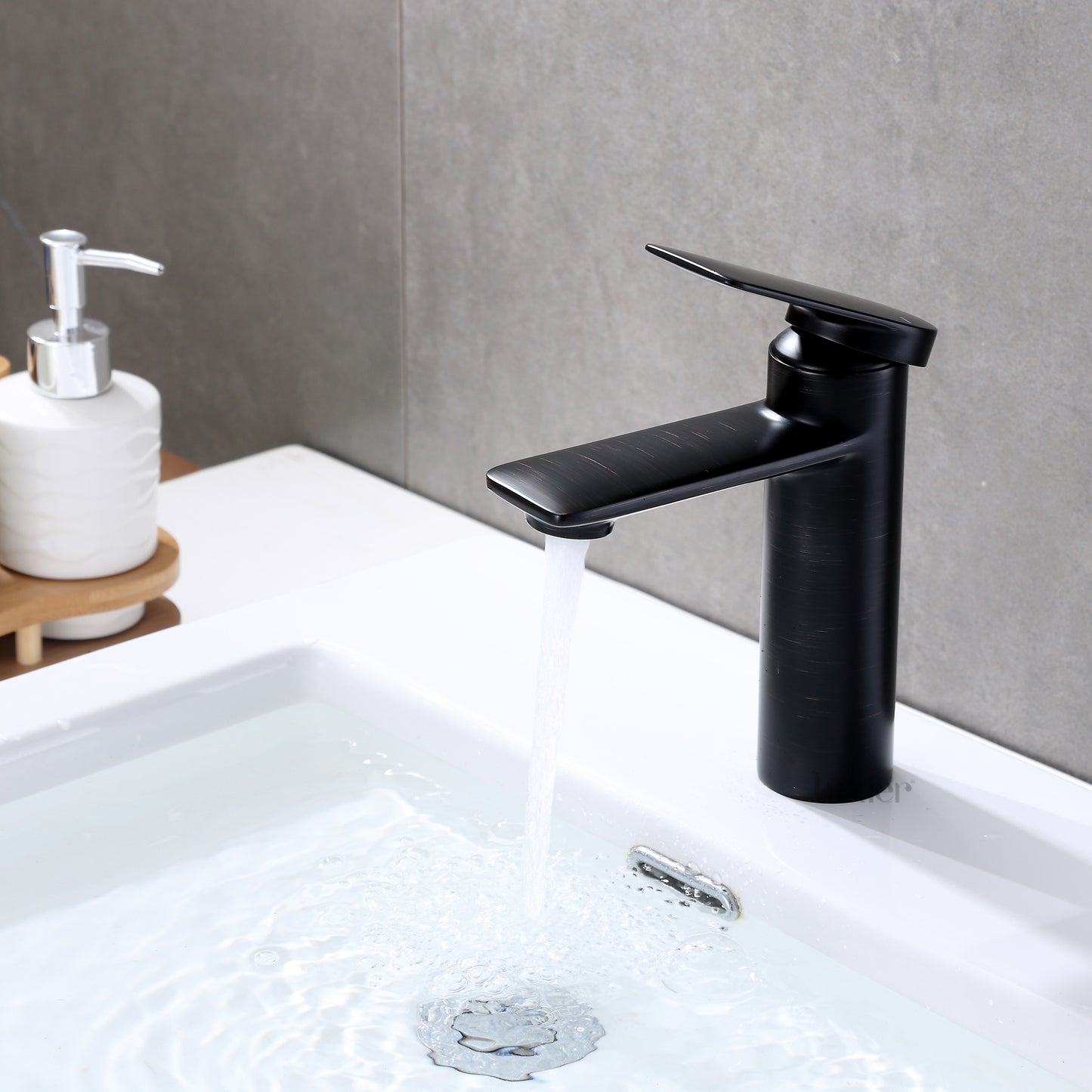 BSH07-SO Single Hole Single-Handle Bathroom Faucet with drain in Oil Rubbed Bronze
