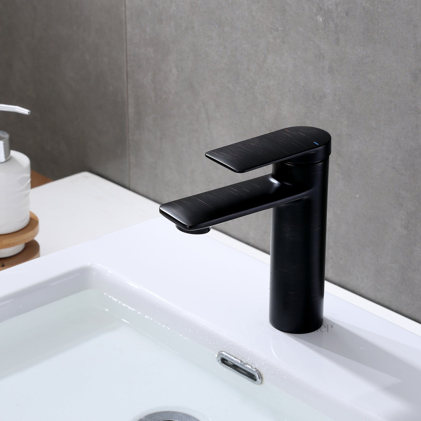 BSH07-SO Single Hole Single-Handle Bathroom Faucet with drain in Oil Rubbed Bronze